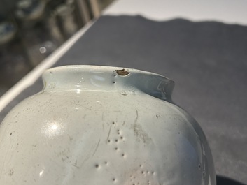 Een blauw-witte Engelse Delftware apothekerspot, wellicht Londen, 18e eeuw