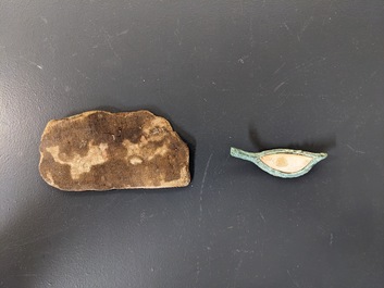 Une sculpture d'Anoubis, deux fragments de sarcophages et un fragment d'un bas-relief, Egype, Basse &eacute;poque