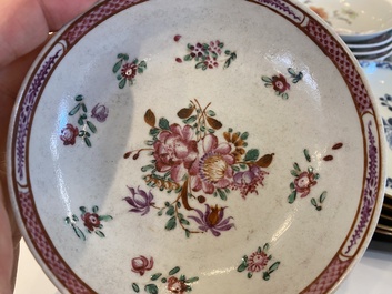 Een diverse collectie Chinese borden, koppen en schotels, Kangxi en later
