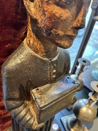 Sculpture d'un moine au coffret en bois dor&eacute; et polychrom&eacute;, probablement Espagne, 16&egrave;me