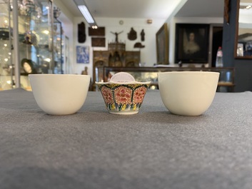Vier Chinese schotels en drie koppen in blauw-wit, doucai en famille rose porselein, Kangxi en later