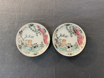 Een paar Chinese famille rose koppen en schotels met tortelduiven, Qianlong