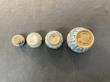 Vier Chinese blauw-witte vaasjes, Ming