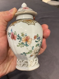 Een Chinese famille rose theebus met een vogel op een rots, Yongzheng