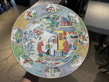 Grand plat en porcelaine de Chine famille rose &agrave; d&eacute;cor d'une sc&egrave;ne de temple et avec huit immortels au contour, Yongzheng