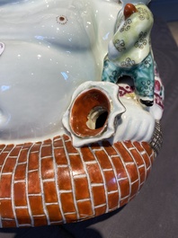 Sculpture de Bouddha en porcelaine de Chine famille rose, marque de Zhu Mao Ji Zao 朱茂記造, R&eacute;publique