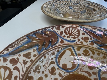 Grand plat hispano-mauresque &agrave; &eacute;mail lustr&eacute; tr&egrave;s brillant &agrave; d&eacute;cor ornemental, Espagne, 16&egrave;me