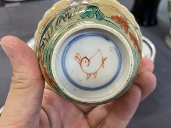 Trois tasses et soucoupes en porcelaine de Chine famille verte sur fond caf&eacute; au lait de style Kangxi, marque au lapin, 19&egrave;me