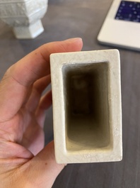 Een Chinese monochrome cr&egrave;mekleurige craquel&eacute; vaas en een penselenbeker met reli&euml;fdecor, Qing