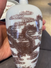 Een Chinese koperrode 'draken' vaas op houten sokkel, Kangxi merk, 19/20e eeuw