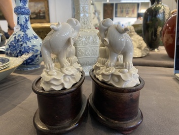 Een paar Chinese Dehua blanc de Chine sculpturen van xiezhi, wellicht Kangxi