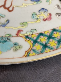 A Chinese famille verte 'dragons' dish, 19th C.