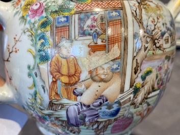 Een fijne Chinese famille rose theepot met mandarijns decor, Qianlong