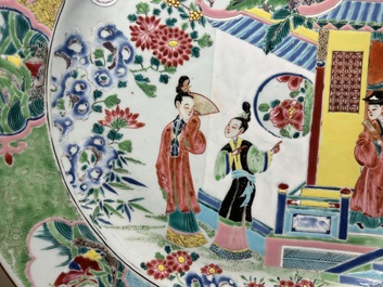 Grand plat en porcelaine de Chine famille rose &agrave; d&eacute;cor d'une sc&egrave;ne de temple et avec huit immortels au contour, Yongzheng
