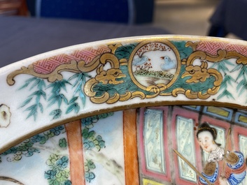 Een Chinese ovalen Canton famille rose schotel, 19e eeuw
