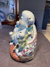 Sculpture de Bouddha en porcelaine de Chine famille rose, marque de Zhu Mao Ji Zao 朱茂記造, R&eacute;publique