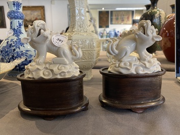 Een paar Chinese Dehua blanc de Chine sculpturen van xiezhi, wellicht Kangxi