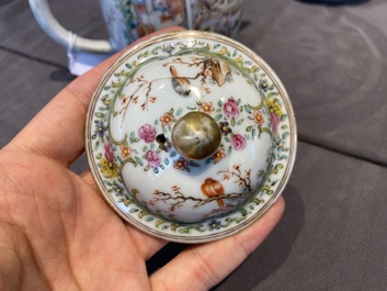 Een fijne Chinese famille rose theepot met mandarijns decor, Qianlong