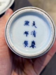 Een Chinese koperrode 'draken' vaas op houten sokkel, Kangxi merk, 19/20e eeuw