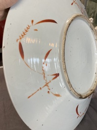 A Chinese famille verte 'dragons' dish, 19th C.