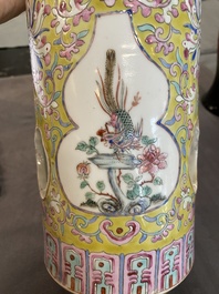 Een opengewerkte Chinese famille rose hoedensteun en twee wandvaasjes, 19/20e eeuw