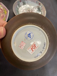 Vier Chinese schotels en drie koppen in blauw-wit, doucai en famille rose porselein, Kangxi en later