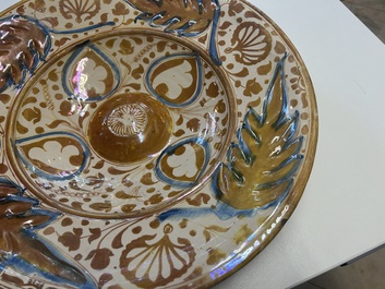 Grand plat hispano-mauresque &agrave; &eacute;mail lustr&eacute; tr&egrave;s brillant &agrave; d&eacute;cor ornemental, Espagne, 16&egrave;me