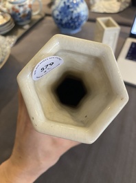 Een Chinese monochrome cr&egrave;mekleurige craquel&eacute; vaas en een penselenbeker met reli&euml;fdecor, Qing