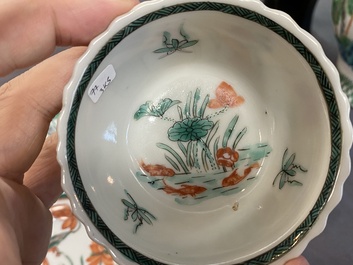 Trois tasses et soucoupes en porcelaine de Chine famille verte sur fond caf&eacute; au lait de style Kangxi, marque au lapin, 19&egrave;me
