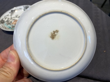 Een paar Chinese famille rose koppen en schotels met tortelduiven, Qianlong