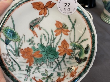 Trois tasses et soucoupes en porcelaine de Chine famille verte sur fond caf&eacute; au lait de style Kangxi, marque au lapin, 19&egrave;me