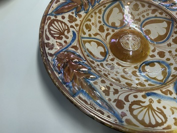 Grand plat hispano-mauresque &agrave; &eacute;mail lustr&eacute; tr&egrave;s brillant &agrave; d&eacute;cor ornemental, Espagne, 16&egrave;me