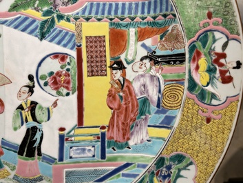 Grand plat en porcelaine de Chine famille rose &agrave; d&eacute;cor d'une sc&egrave;ne de temple et avec huit immortels au contour, Yongzheng