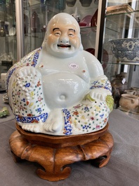 Sculpture de Bouddha en porcelaine de Chine famille rose sur socle en bois, marque de Zhu Mao Ji Zao 朱茂記造, R&eacute;publique