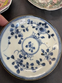 Vier Chinese schotels en drie koppen in blauw-wit, doucai en famille rose porselein, Kangxi en later