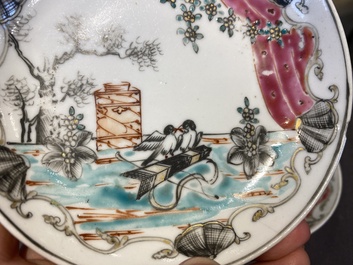 Een paar Chinese famille rose koppen en schotels met tortelduiven, Qianlong