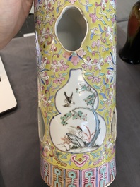 Een opengewerkte Chinese famille rose hoedensteun en twee wandvaasjes, 19/20e eeuw