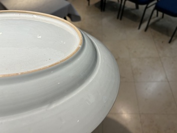 Grand plat en porcelaine de Chine famille rose &agrave; d&eacute;cor d'une sc&egrave;ne de temple et avec huit immortels au contour, Yongzheng