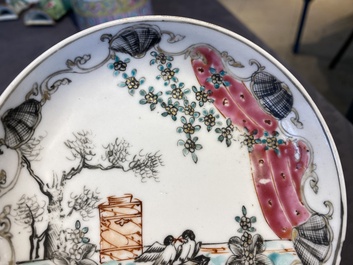 Een paar Chinese famille rose koppen en schotels met tortelduiven, Qianlong