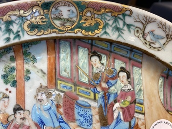 Een Chinese ovalen Canton famille rose schotel, 19e eeuw