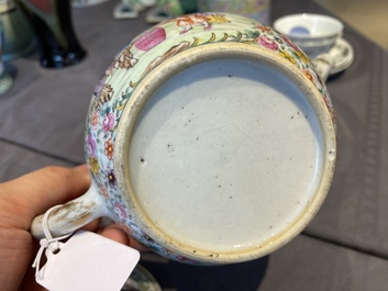 Een fijne Chinese famille rose theepot met mandarijns decor, Qianlong