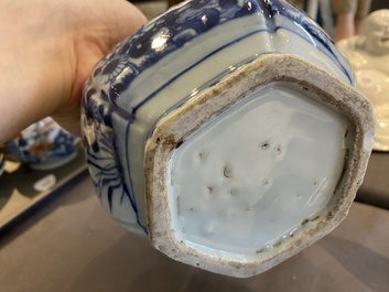 Zeven stukken Chinees blauw-wit porselein, Kangxi/Qianlong