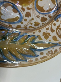 Grand plat hispano-mauresque &agrave; &eacute;mail lustr&eacute; tr&egrave;s brillant &agrave; d&eacute;cor ornemental, Espagne, 16&egrave;me
