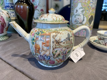 Een fijne Chinese famille rose theepot met mandarijns decor, Qianlong