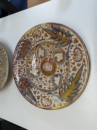 Grand plat hispano-mauresque &agrave; &eacute;mail lustr&eacute; tr&egrave;s brillant &agrave; d&eacute;cor ornemental, Espagne, 16&egrave;me