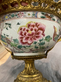 Bol en porcelaine de Chine famille rose &agrave; monture en bronze dor&eacute;, Yongzheng