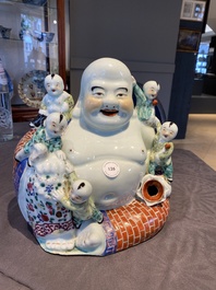 Sculpture de Bouddha en porcelaine de Chine famille rose, marque de Zhu Mao Ji Zao 朱茂記造, R&eacute;publique