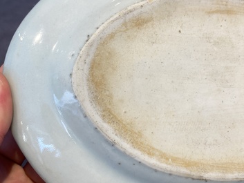 Een Chinese ovalen Canton famille rose schotel, 19e eeuw