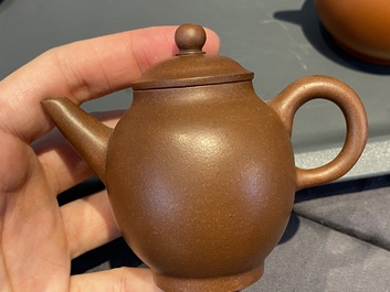 Cinq th&eacute;i&egrave;res couvertes en gr&egrave;s de Yixing, Chine, R&eacute;publique
