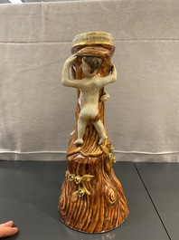 Een Chinese faux-bois exportporseleinen sokkel met twee knapen, Qianlong